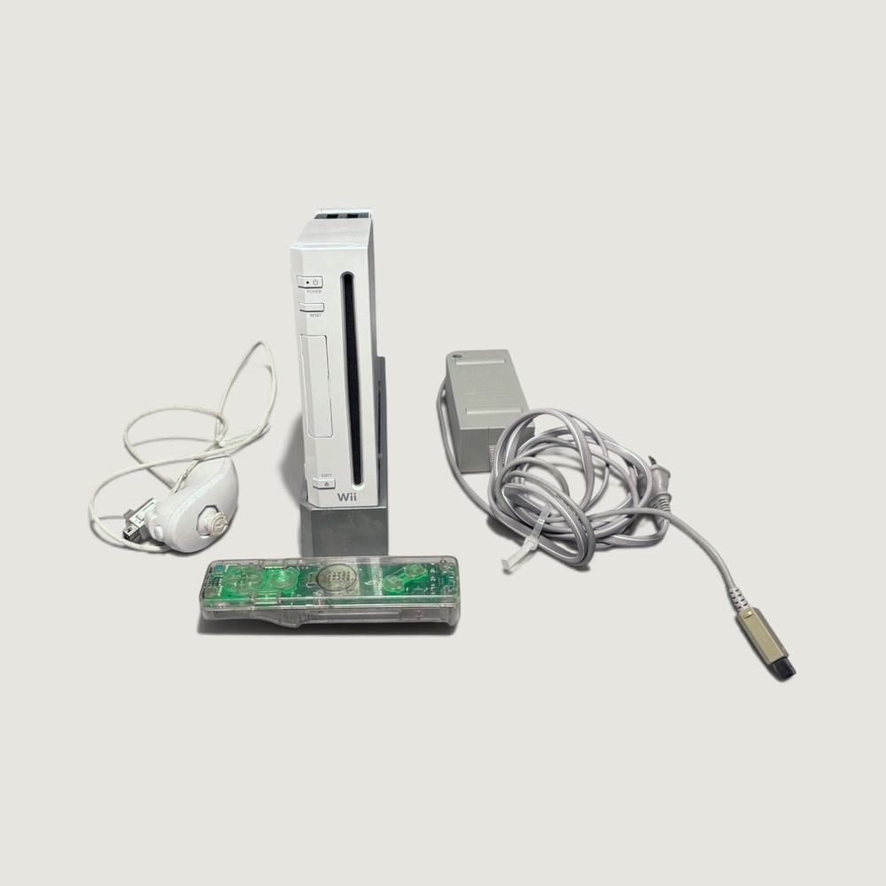 Nintendo Wii Console White RVL-001 Bundle Nunchuck & Remote Powers on No AV cord